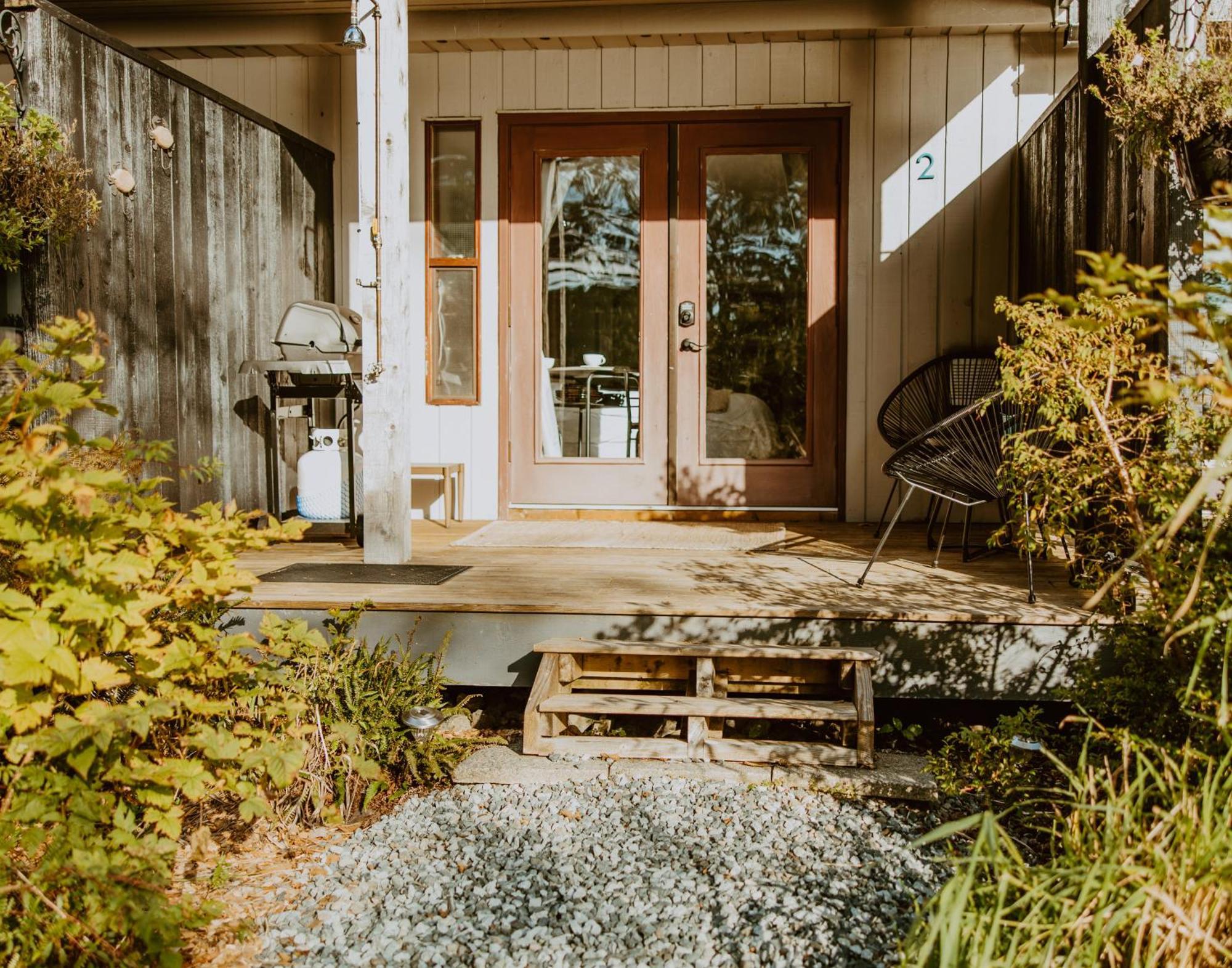 Lunar Cove Inn Charters And Tours Tofino Eksteriør billede